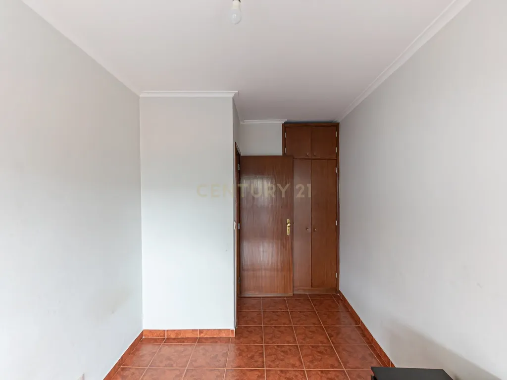 T2 Renovado com Vista Cidade – Rua de São Roque da Lameira, Campanhã - Image 13