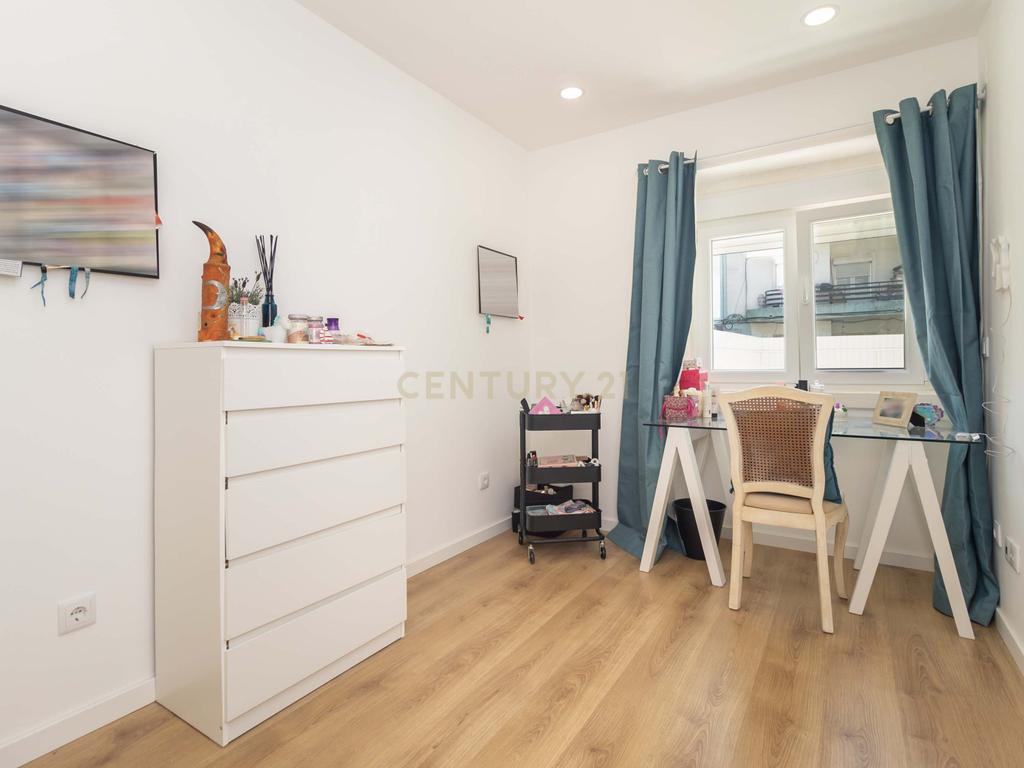 Apartamento T2 com quintal e estacionamento para morar ou investir! - Image 12