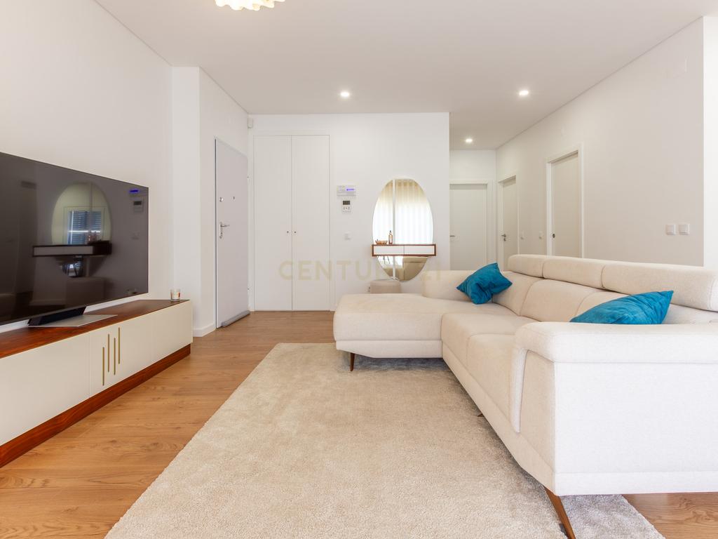 Moderno apartamento T3, com parqueamento e varandas em Santo António da Charneca, Barreiro - Image 7