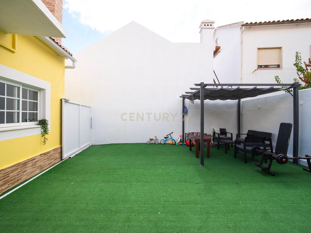 Moradia T2 Renovada, com 119 m² de Logradouro - Image 22