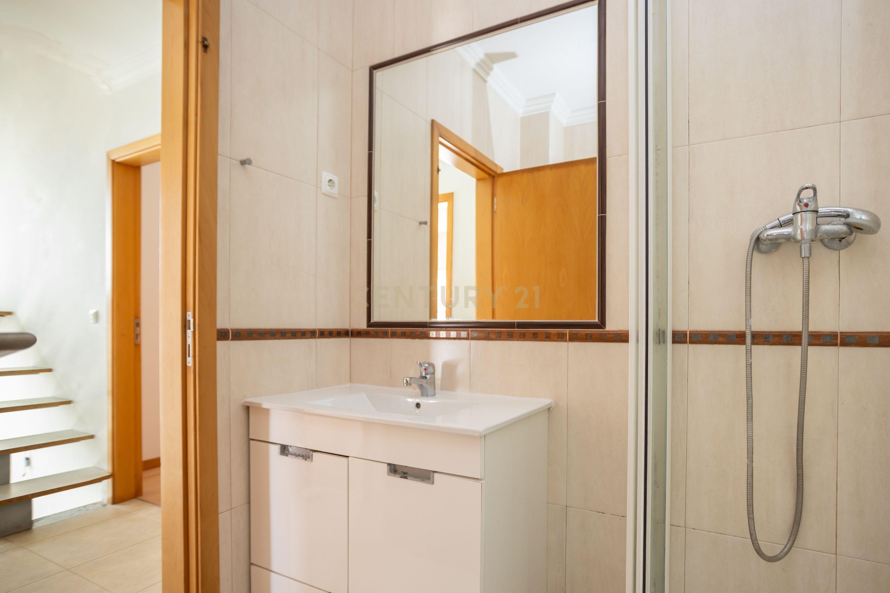  Moradia T3 em Amora - Seixal com Terraço e Garagem  - Image 35