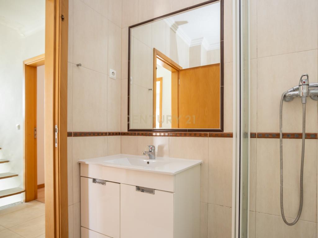  Moradia T3 em Amora - Seixal com Terraço e Garagem  - Image 35