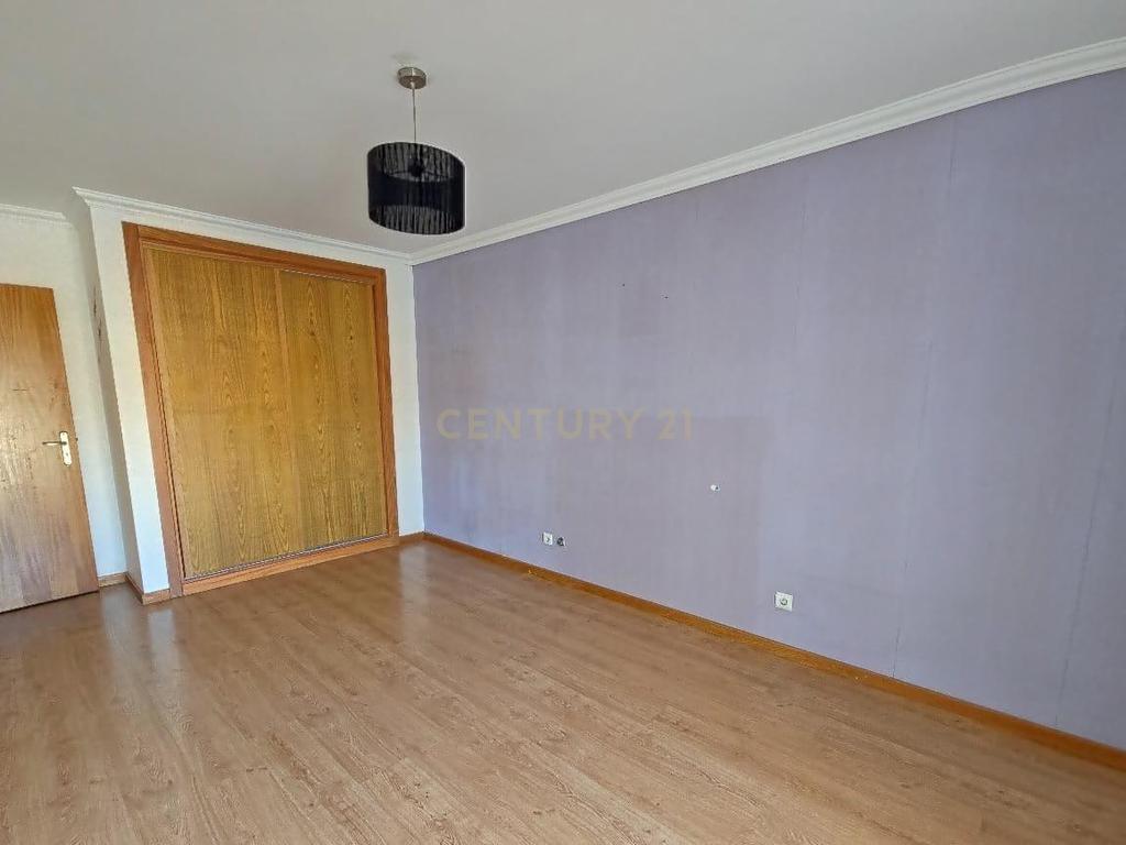 Apartamento t3 com garagem fechada num condomínio fechado com piscina  - Image 9