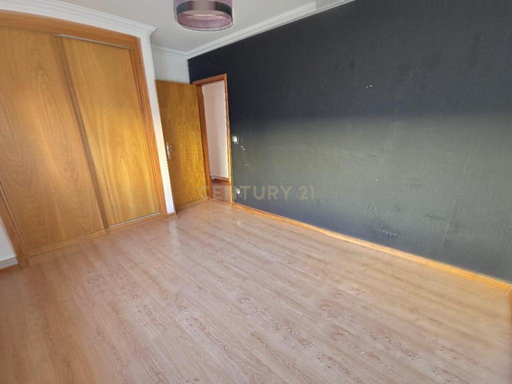 Apartamento t3 com garagem fechada num condomínio fechado com piscina  - Image 19