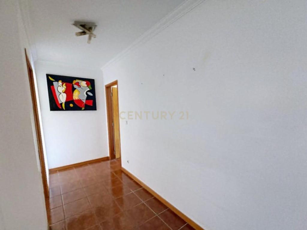 Apartamento t3 com garagem fechada num condomínio fechado com piscina  - Image 6