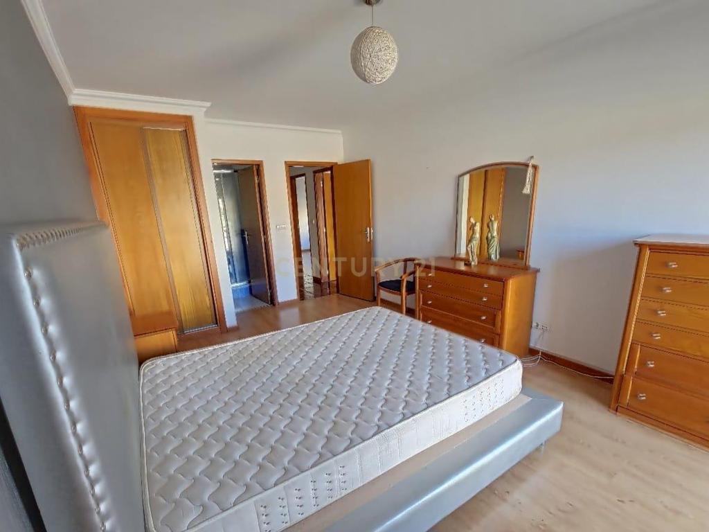 Apartamento t3 com garagem fechada num condomínio fechado com piscina  - Image 8