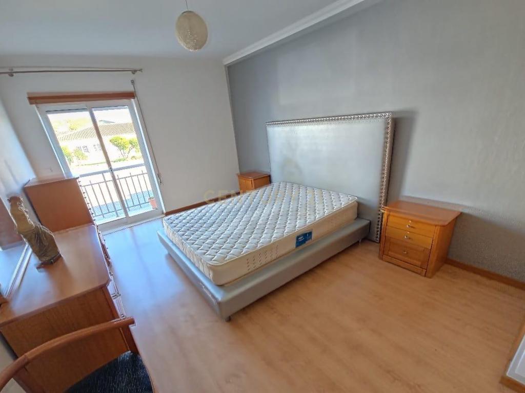 Apartamento t3 com garagem fechada num condomínio fechado com piscina  - Image 4