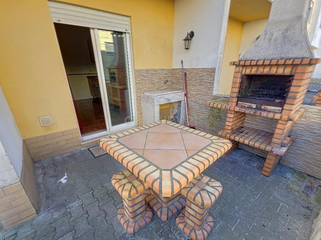 Apartamento t3 com garagem fechada num condomínio fechado com piscina  - Image 12
