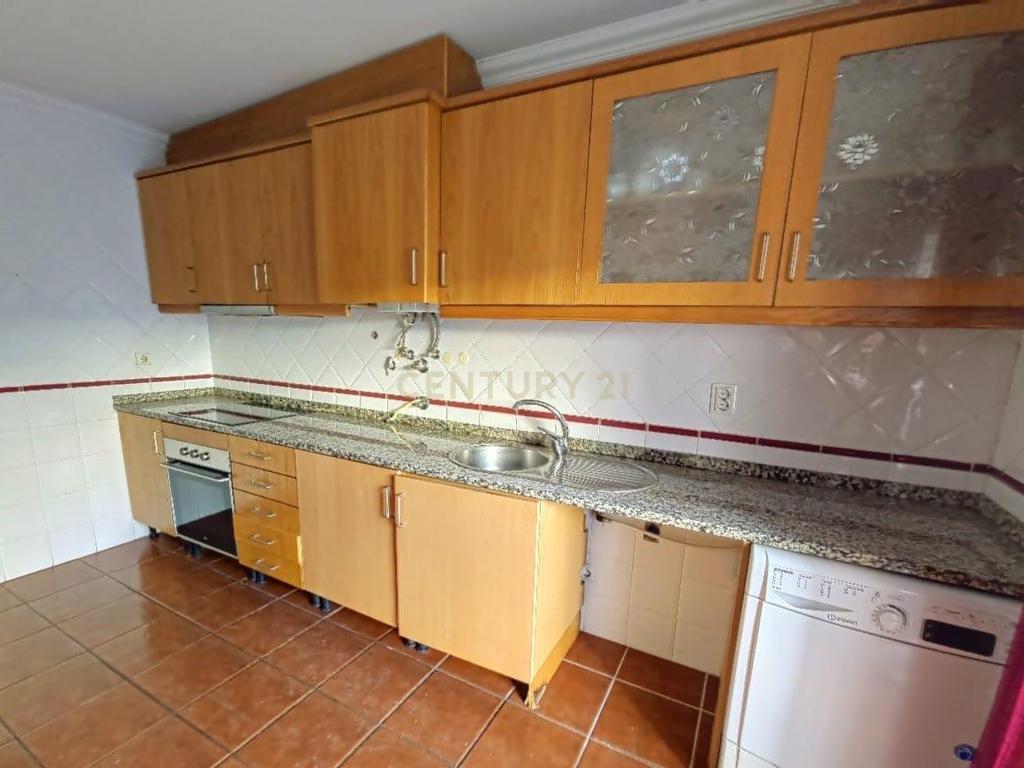 Apartamento t3 com garagem fechada num condomínio fechado com piscina  - Image 3