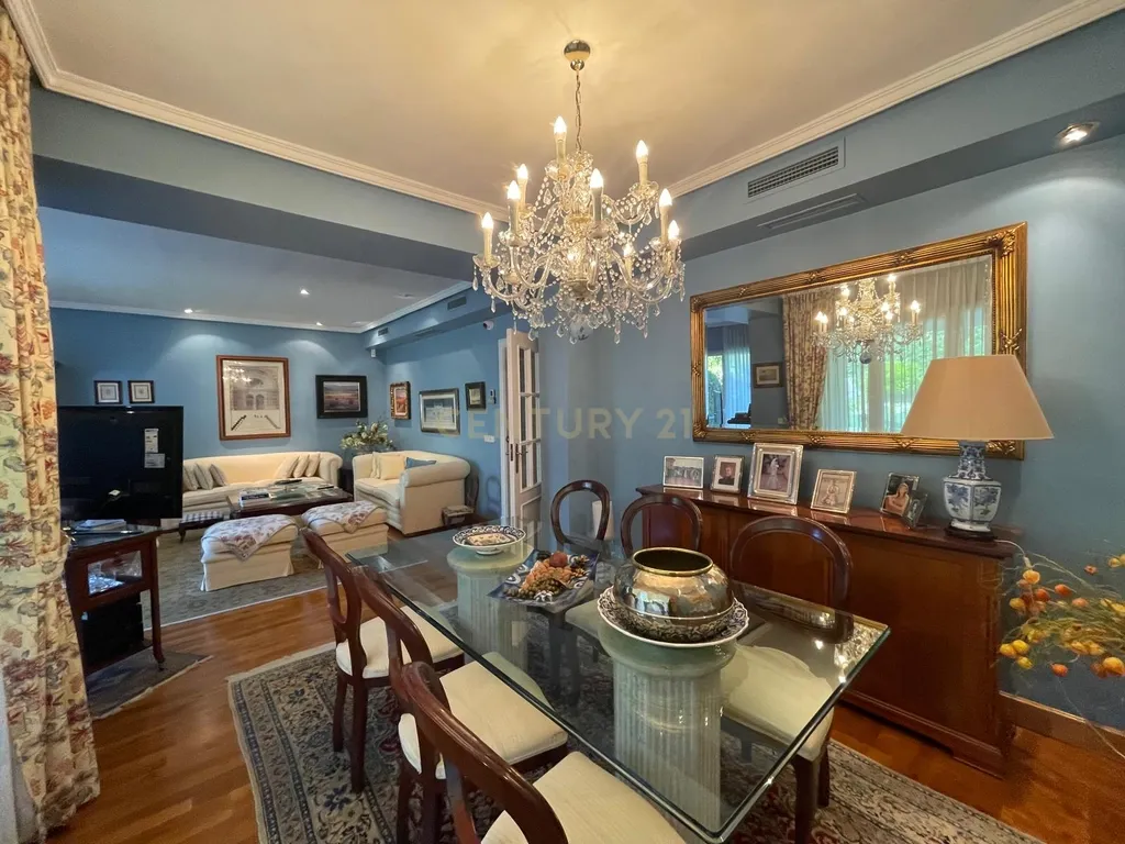 Luxuosa Moradia Renovada em Madrid com Vista para a Cidade - Image 62