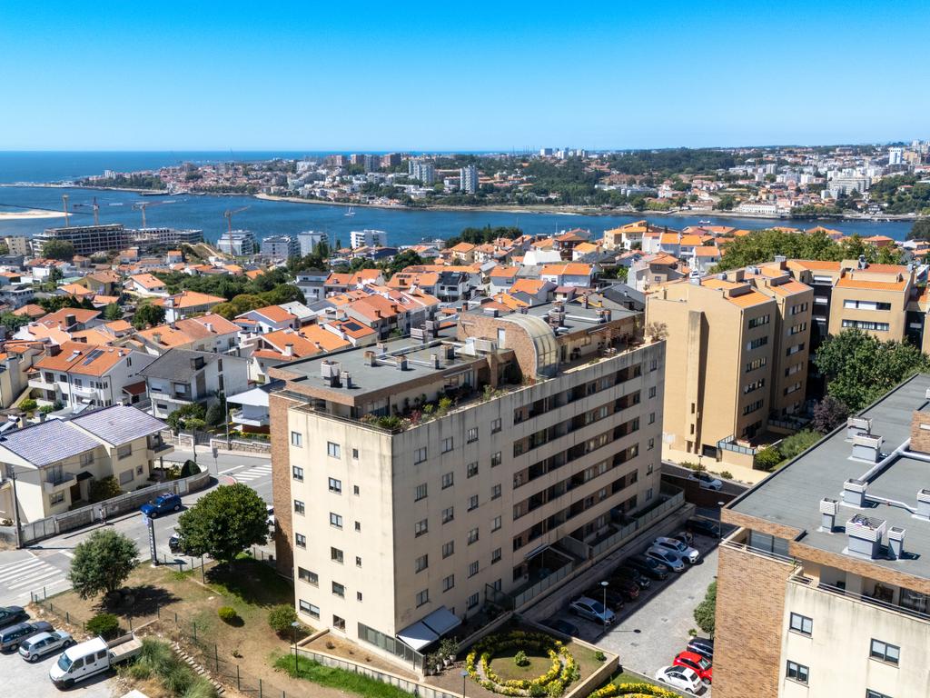 T4 com terraço de 120m² e vistas de mar e rio | Canidelo - Image 34
