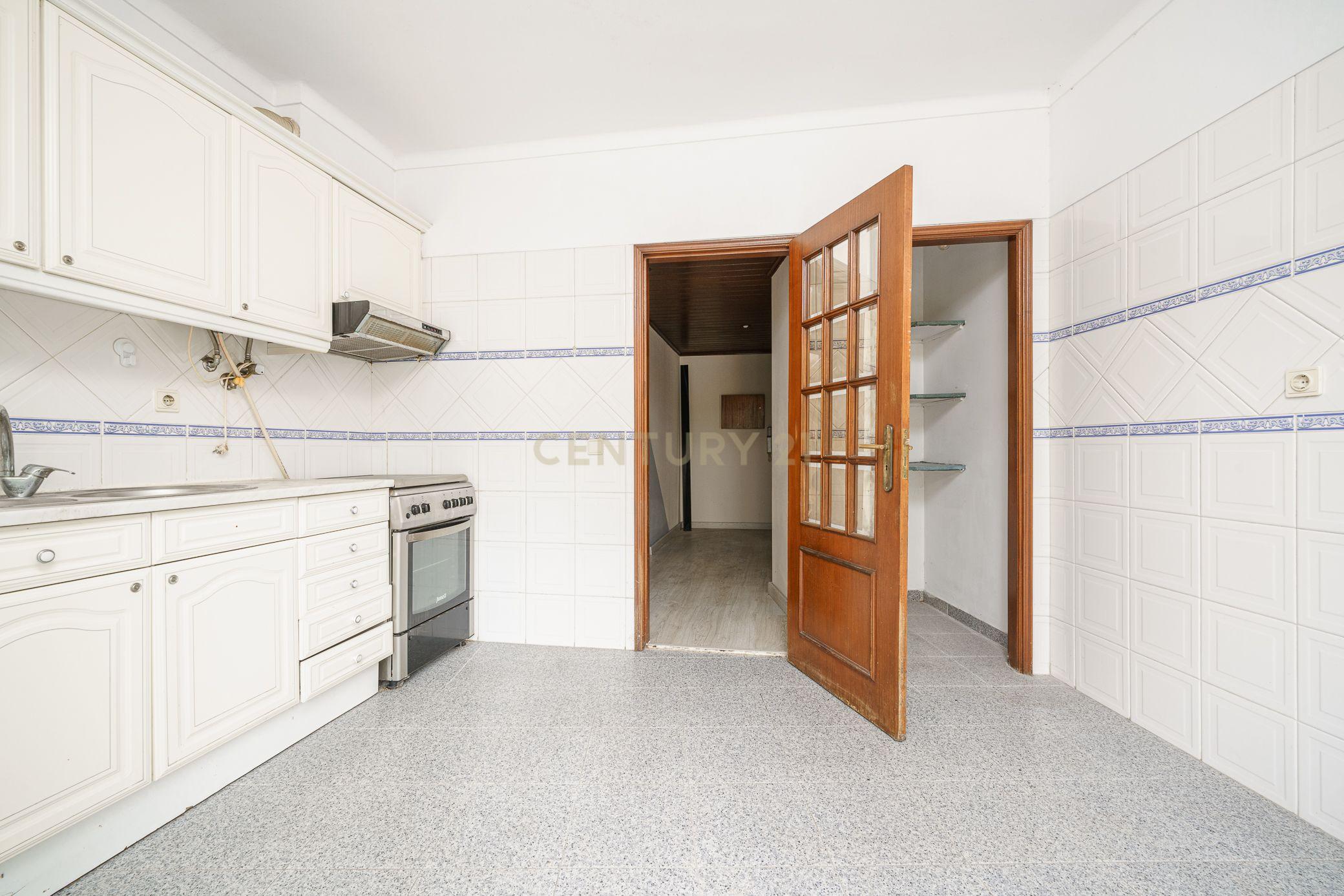 Apartamento T2 com Parqueamento, Varandas e Lareira - Perto do Centro da Cidade - Image 6