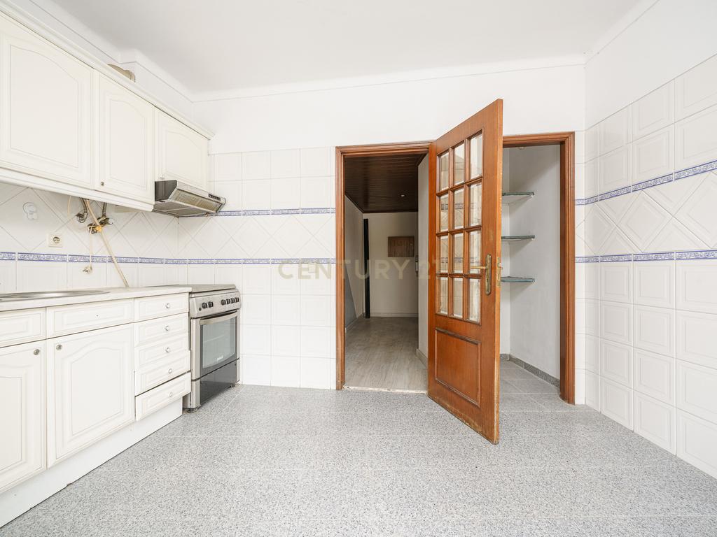 Apartamento T2 com Parqueamento, Varandas e Lareira - Perto do Centro da Cidade - Image 6