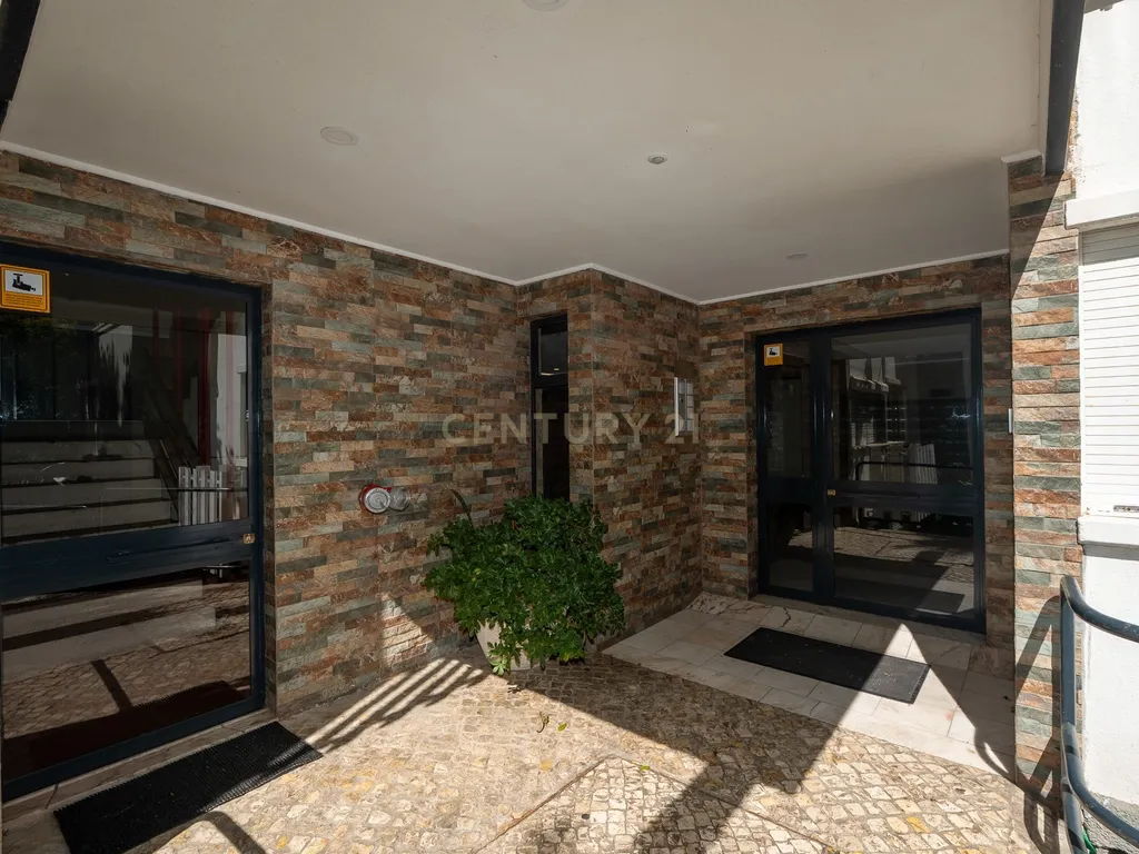Apartamento de tipologia T4, com 2 WC e arrecadação localizado em Santo António dos Cavaleiros – Loures. - Image 3