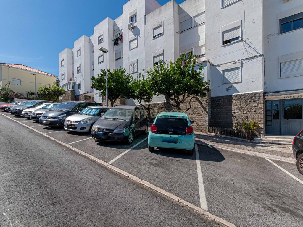 Apartamento T2 Renovado com Vista Panorâmica em Lisboa - Image 20
