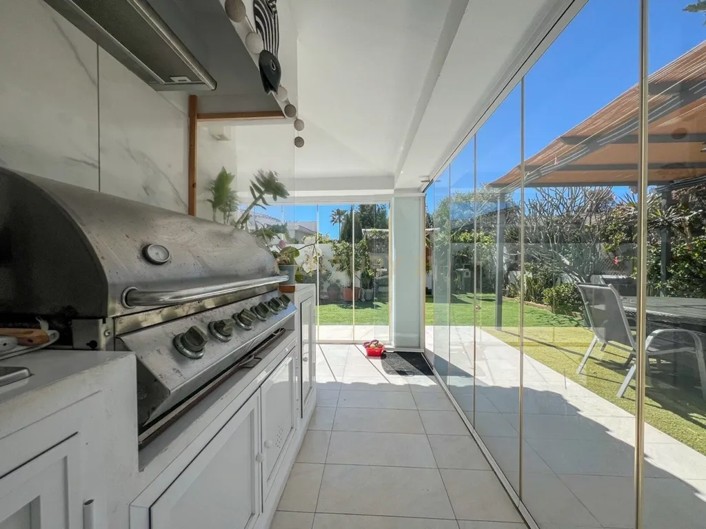 Elegante moradia de 3 quartos com vista para o mar em Costalita, Marbella - Image 17
