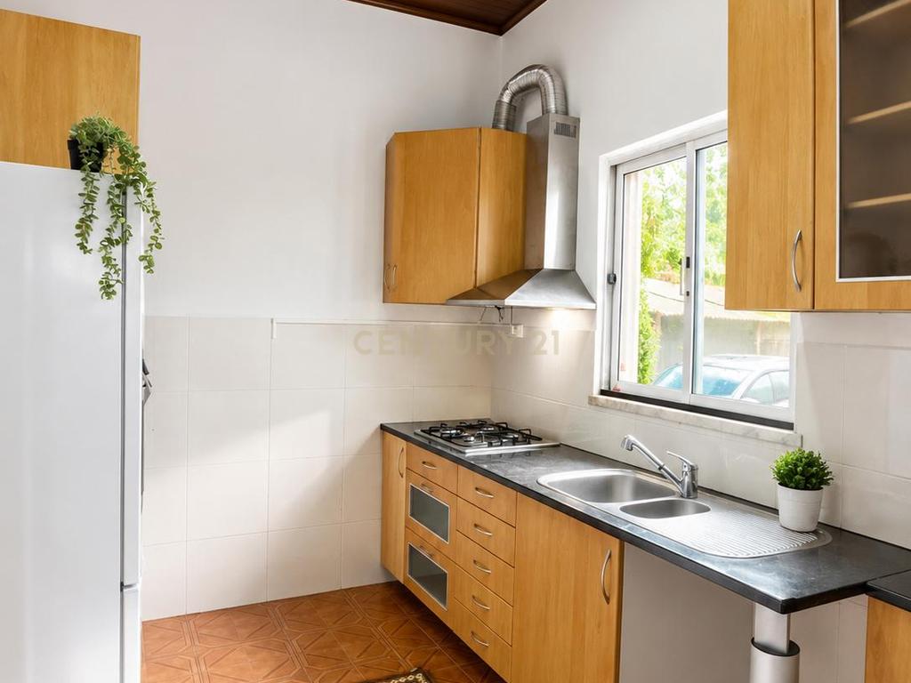 Moradia T3 com Barracão de 400 m² em Terreno de 1.400 m² | Vimieiro, Santa Comba Dão - Image 1