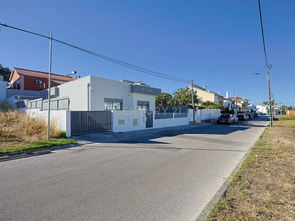 Moradia T3 Isolada com Piscina e Garagem em Fernão Ferro - Image 39