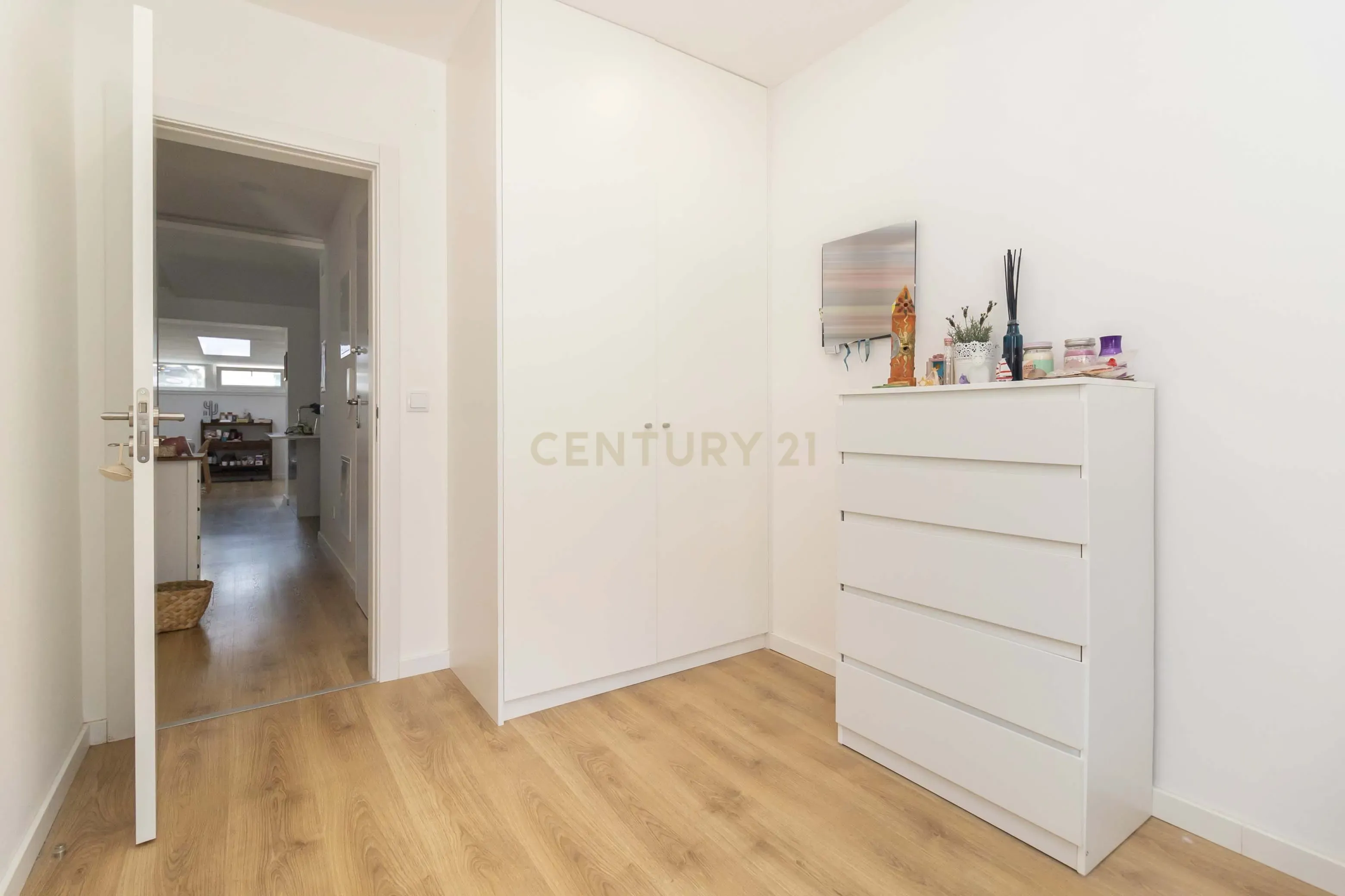 Apartamento T2 com quintal e estacionamento para morar ou investir! - Image 13