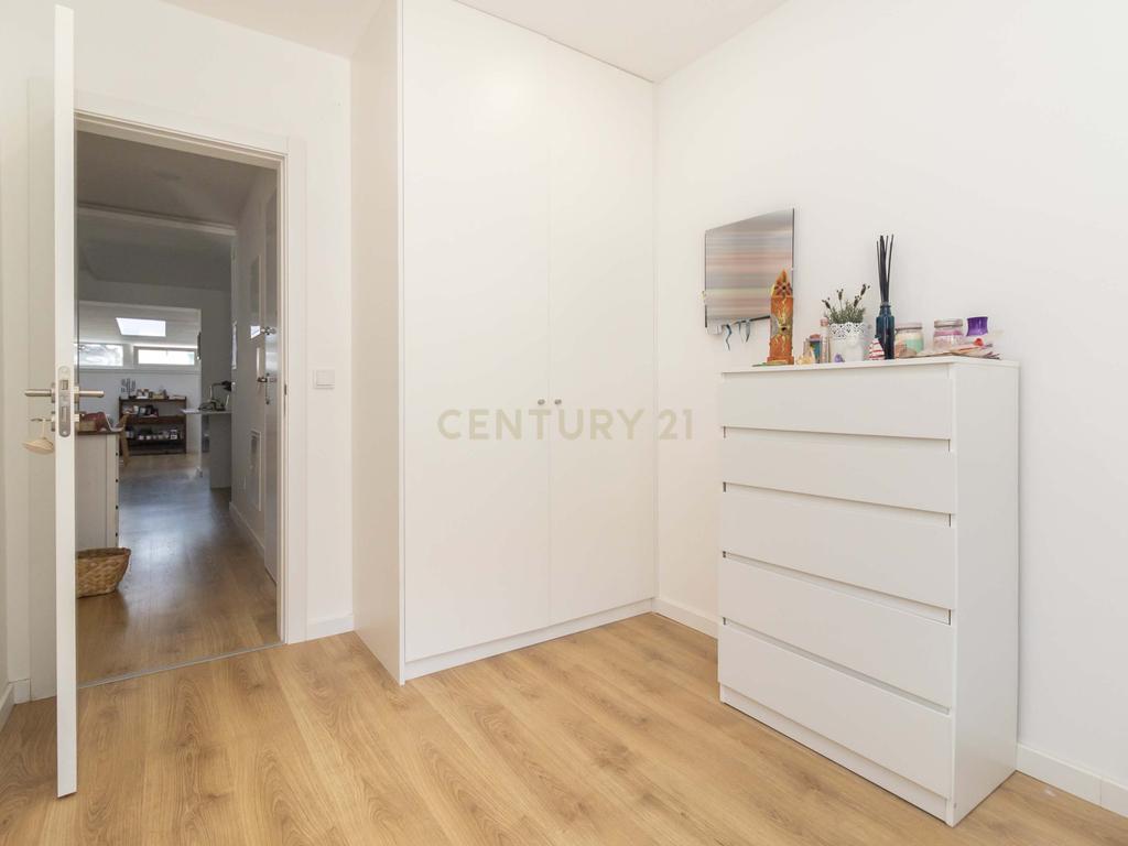 Apartamento T2 com quintal e estacionamento para morar ou investir! - Image 13