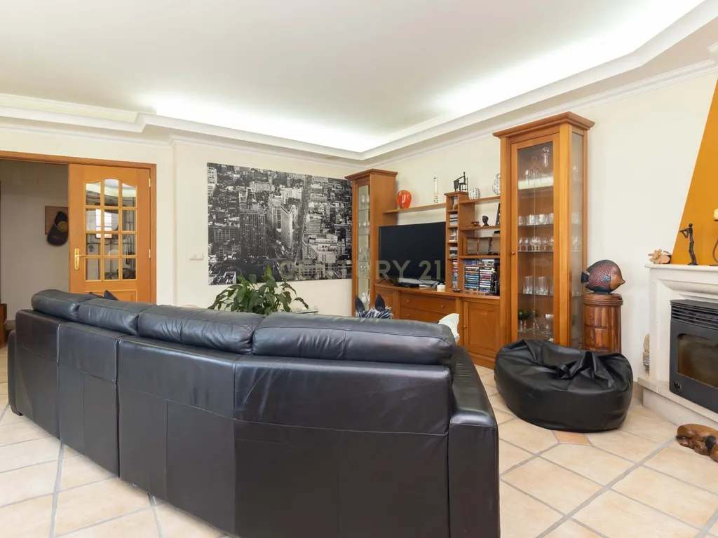 Moradia duplex de 5 assoalhadas com cave em Azeitão - Image 5
