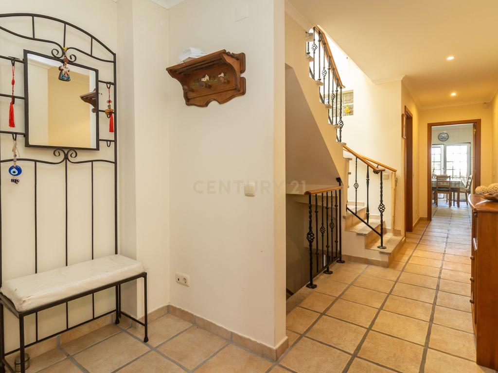 Moradia duplex de 5 assoalhadas com cave em Azeitão - Image 7