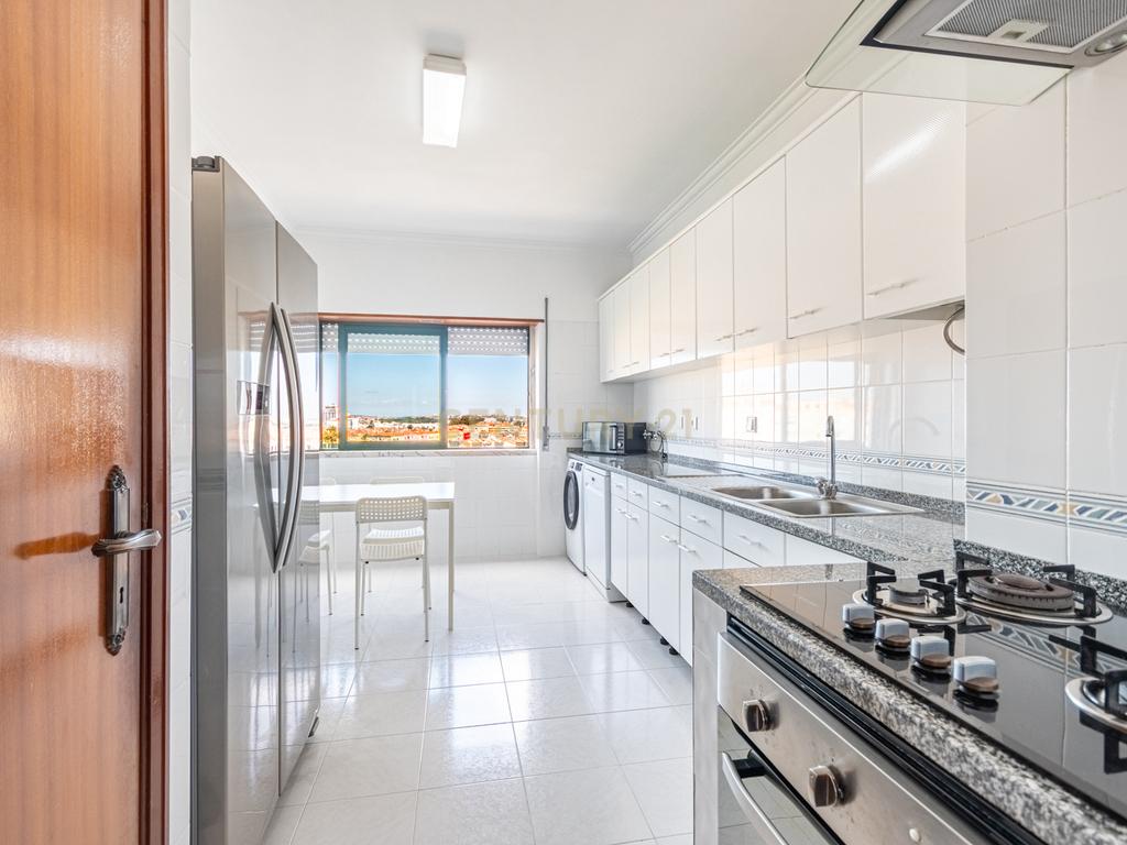 Apartamento T2 Vale de Flores - Image 1