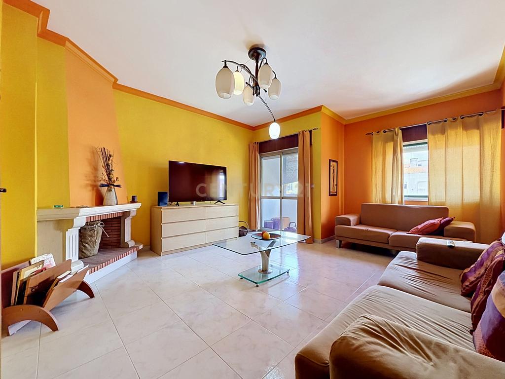 Apartamento T2 em em Paio Pires com excelentes áreas, perto de todas as comodidades. - Image 2