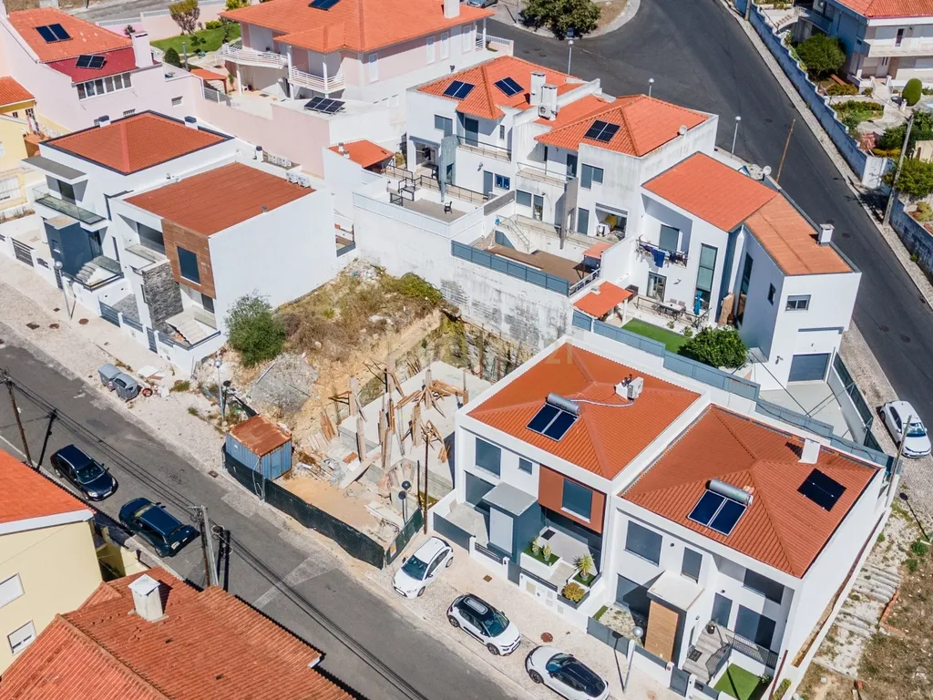 Moradia T3 em construção-Caneças/Odivelas. Vendida no estado em que se encontra. - Image 1