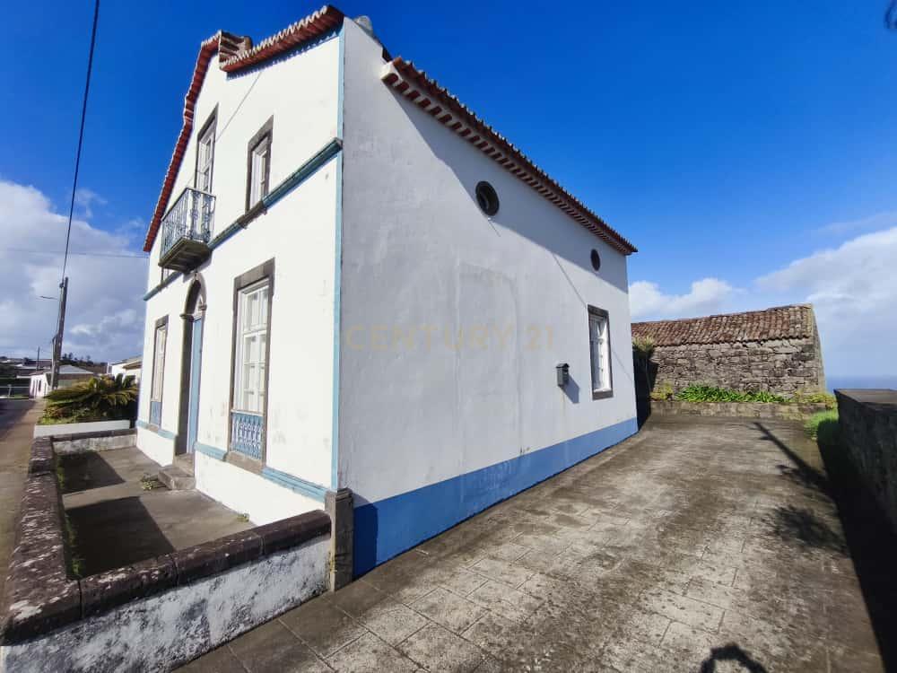 Rústico de Luxo – Moradia Renovada com Vista Mar Deslumbrante - Image 3