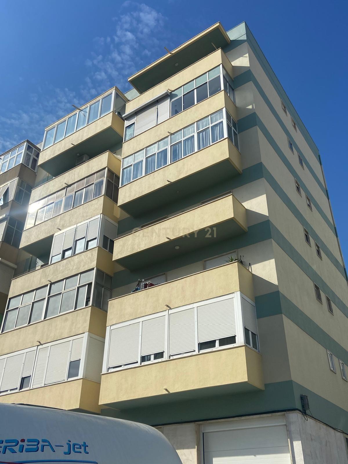 Apartamento T3 na Rua Dr. António José de Almeida, Póvoa de Santo Adrião - Image 1