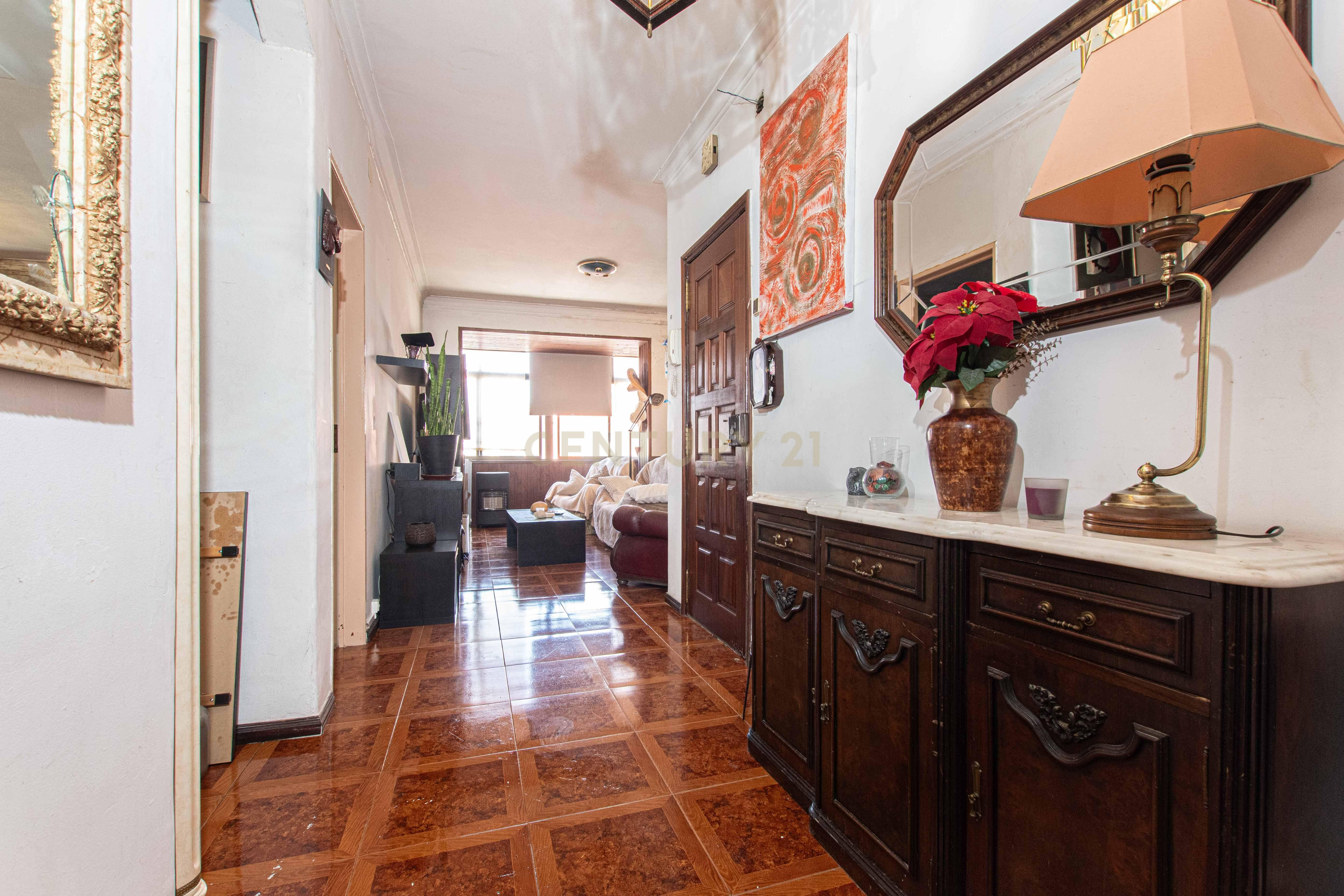 Fotografia 11 de Oportunidade de Investimento | Apartamento T3 convertido em T2 | Olival Basto