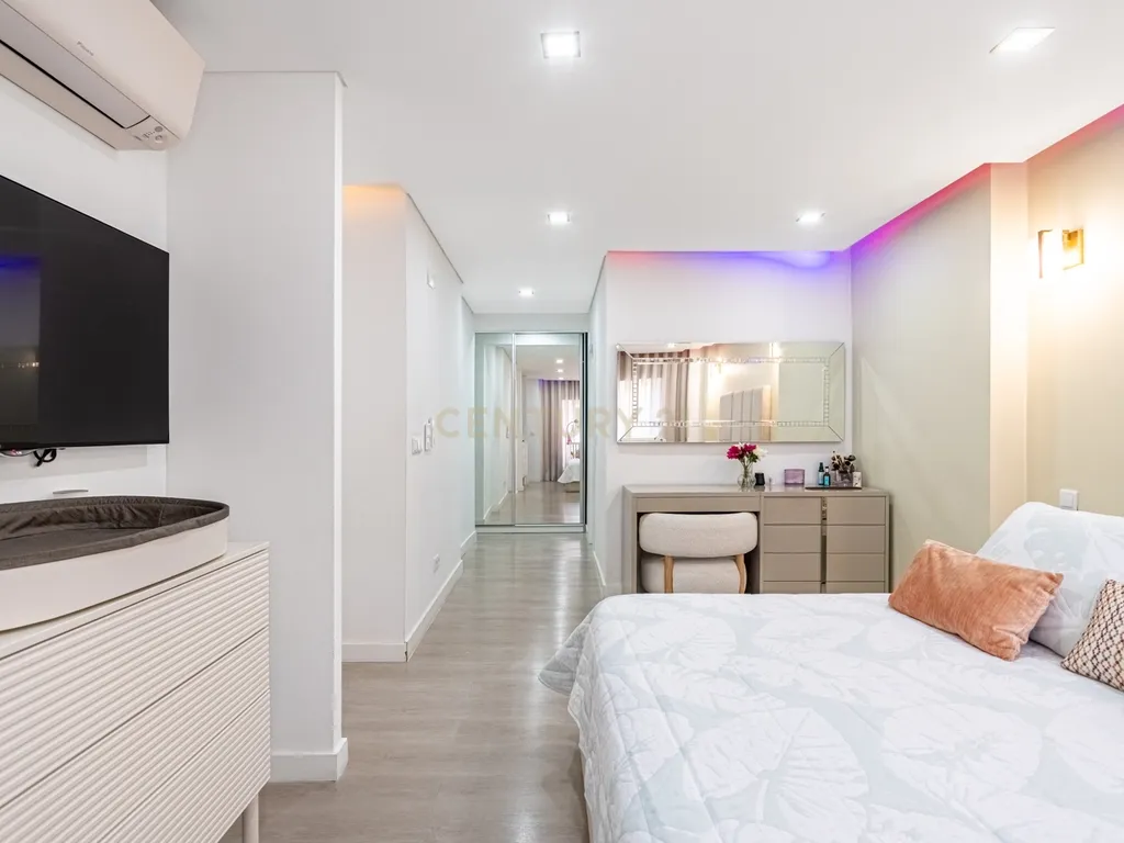 Apartamento T4 convertido em T3 com Closet e Box, Jardim da Radial - Image 7