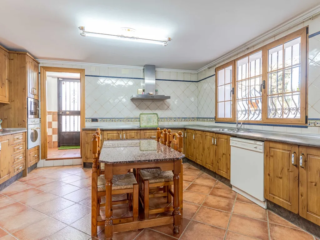 Moradia isolada em Otura com um terreno de 1.250 m², piscina, jardim e espaços para viver em paz - Image 44