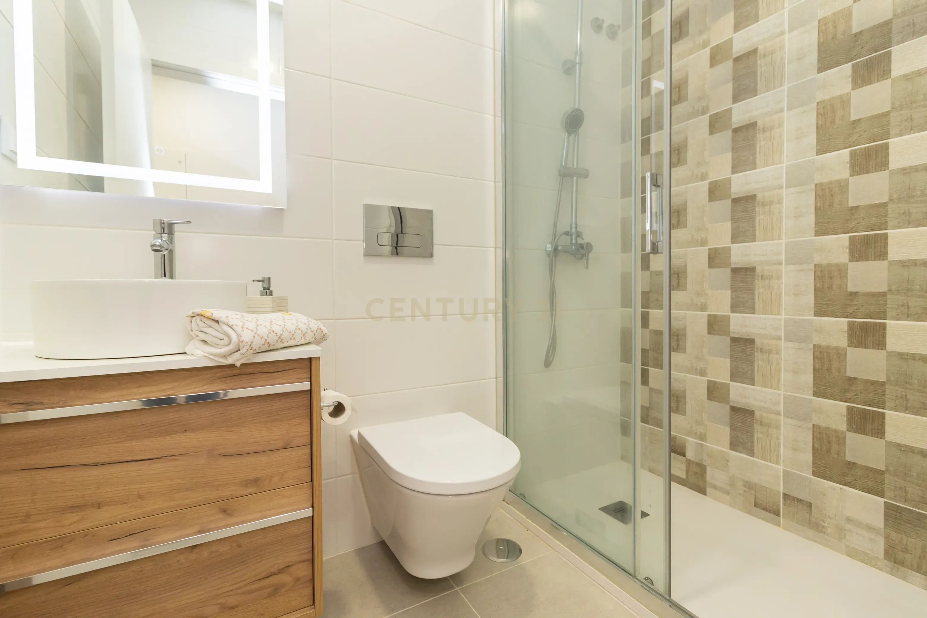 Apartamento T2 com quintal e estacionamento para morar ou investir! - Image 14