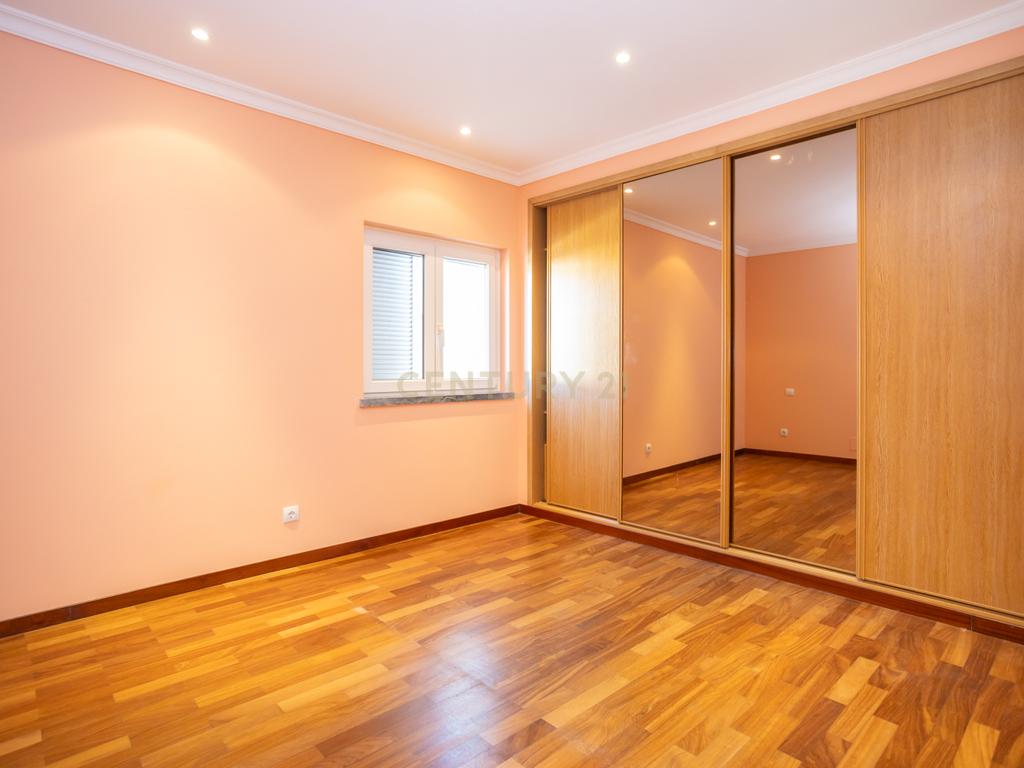 MORADIA TÉRREA T3 COM SÓTÃO E GARAGEM + MORADIA T5 (Benfeitoria) -  EM FERNÃO FERRO - Image 27
