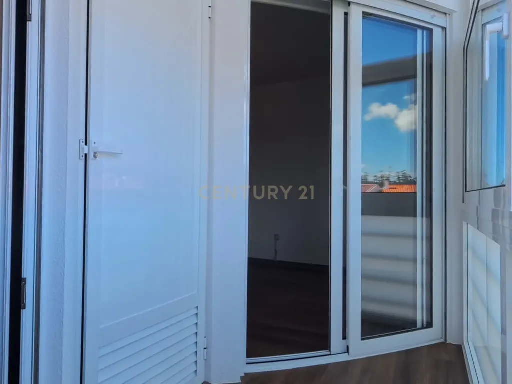T2 Renovado com Garagem Fechada e 2 Varandas — Palmeira de Faro, Esposende - Image 20