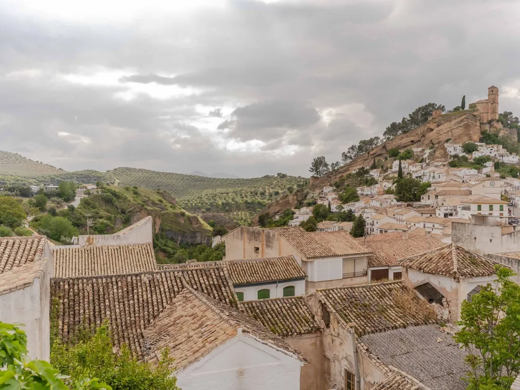 EXCLUSIVA CASA TRADICIONAL CON VISTAS ÚNICAS EN MONTEFRÍO - Image 29