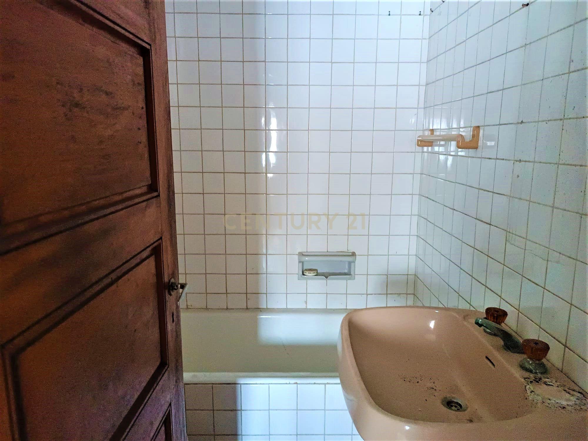 Moradia bifamiliar com cinco quartos, terreno e água para reconstrução no coração da Cidade da Maia, em Gueifaes - Image 23