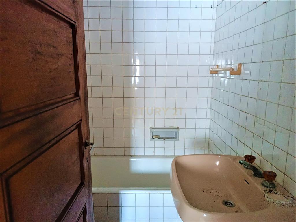 Moradia bifamiliar com cinco quartos, terreno e água para reconstrução no coração da Cidade da Maia, em Gueifaes - Image 23