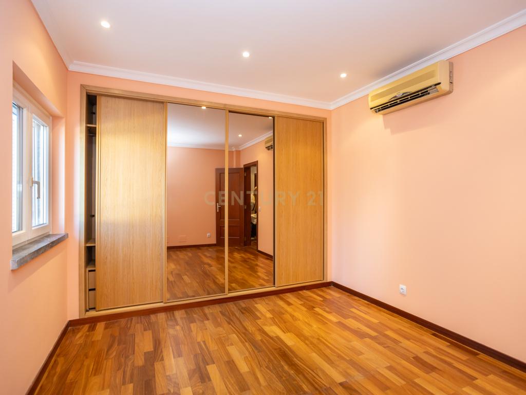 MORADIA TÉRREA T3 COM SÓTÃO E GARAGEM + MORADIA T5 (Benfeitoria) -  EM FERNÃO FERRO - Image 28