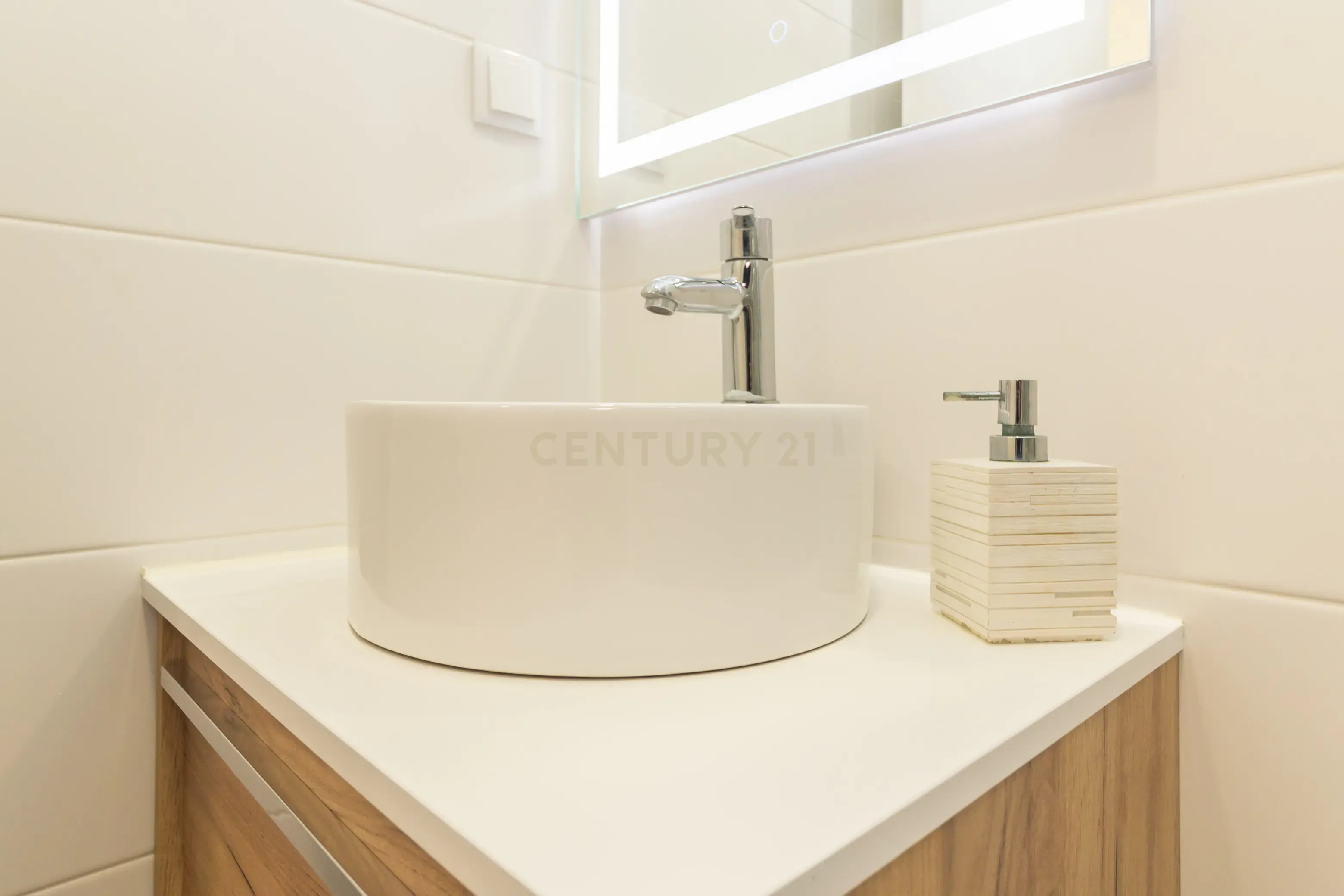 Apartamento T2 com quintal e estacionamento para morar ou investir! - Image 15
