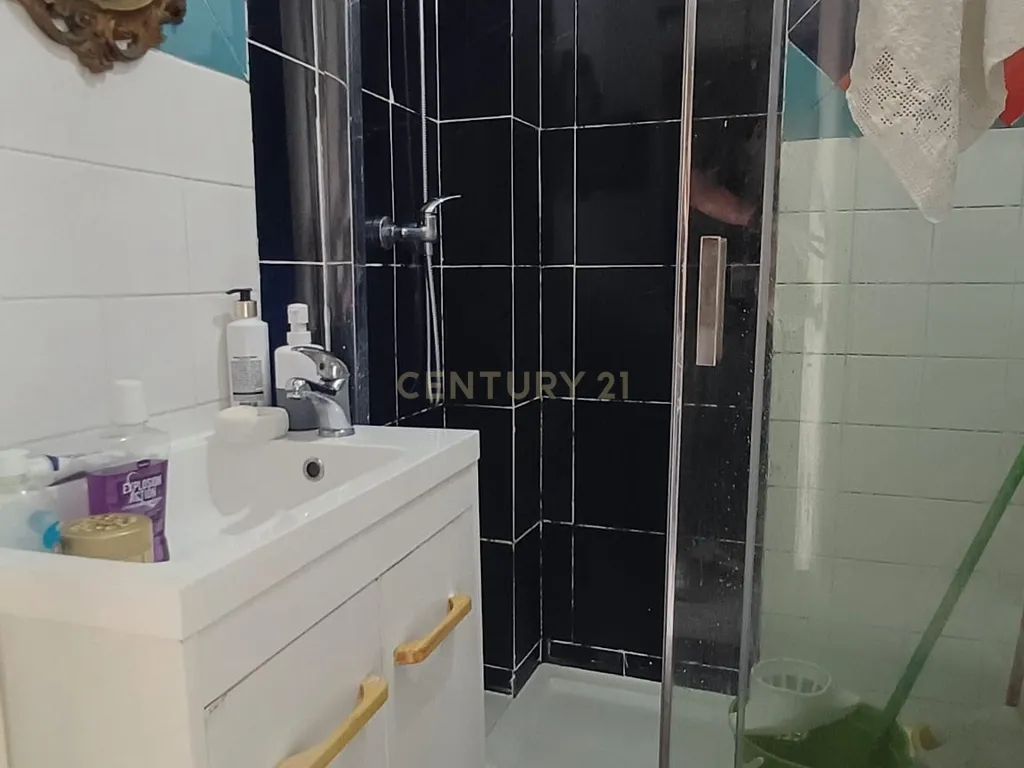 Apartamento T2 com Suite e Varanda – Queluz (Av. Miguel Bombarda) - Image 10