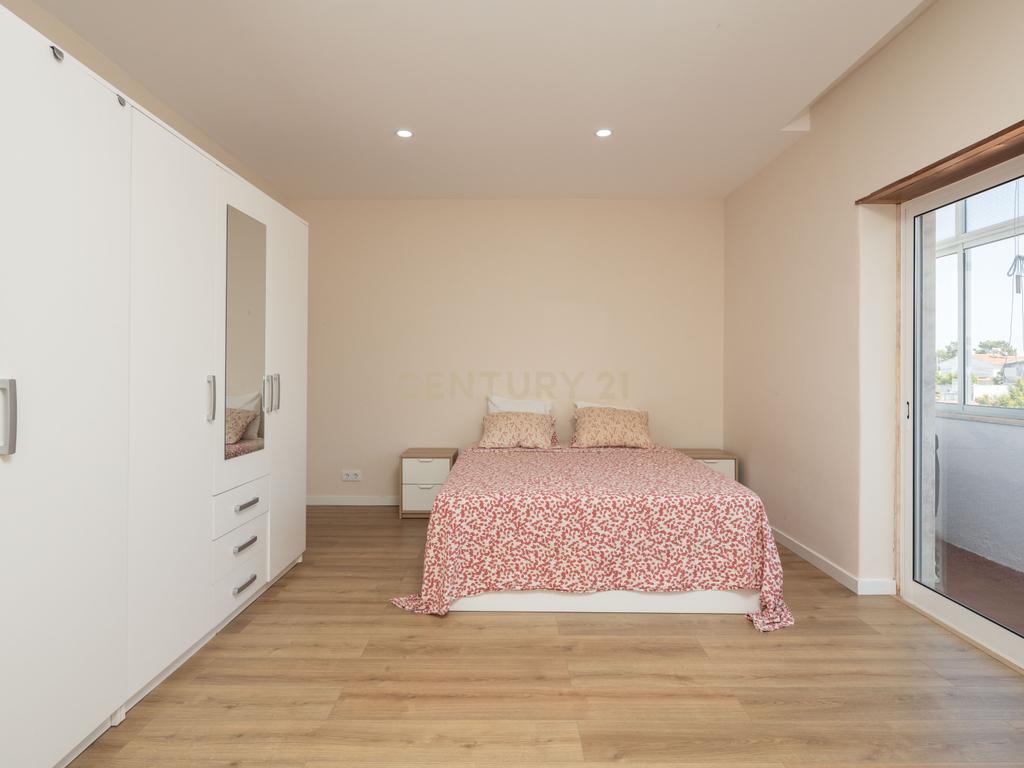 Moradia T4 com Anexo | Garagem Independente | 221 m² de Construção | 10 minutos da praia | Quintinhas | Charneca de Caparica - Image 19