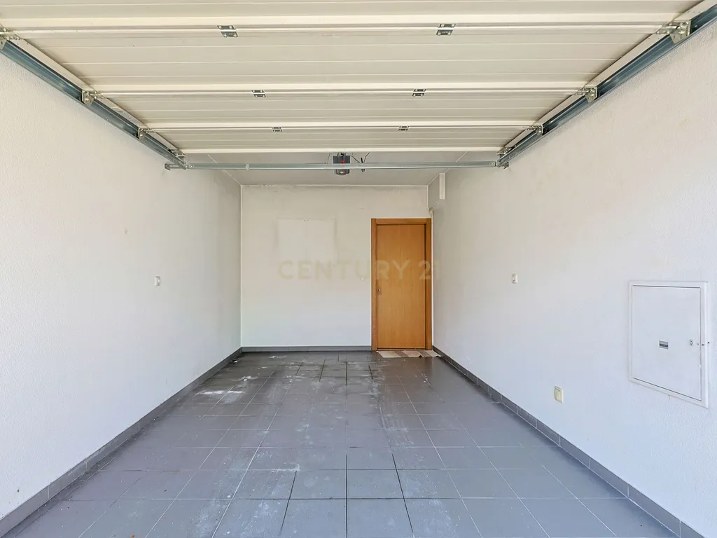 Moradia T3 com garagem e espaços exteriores nos Foros de Amora, Seixal - Image 32