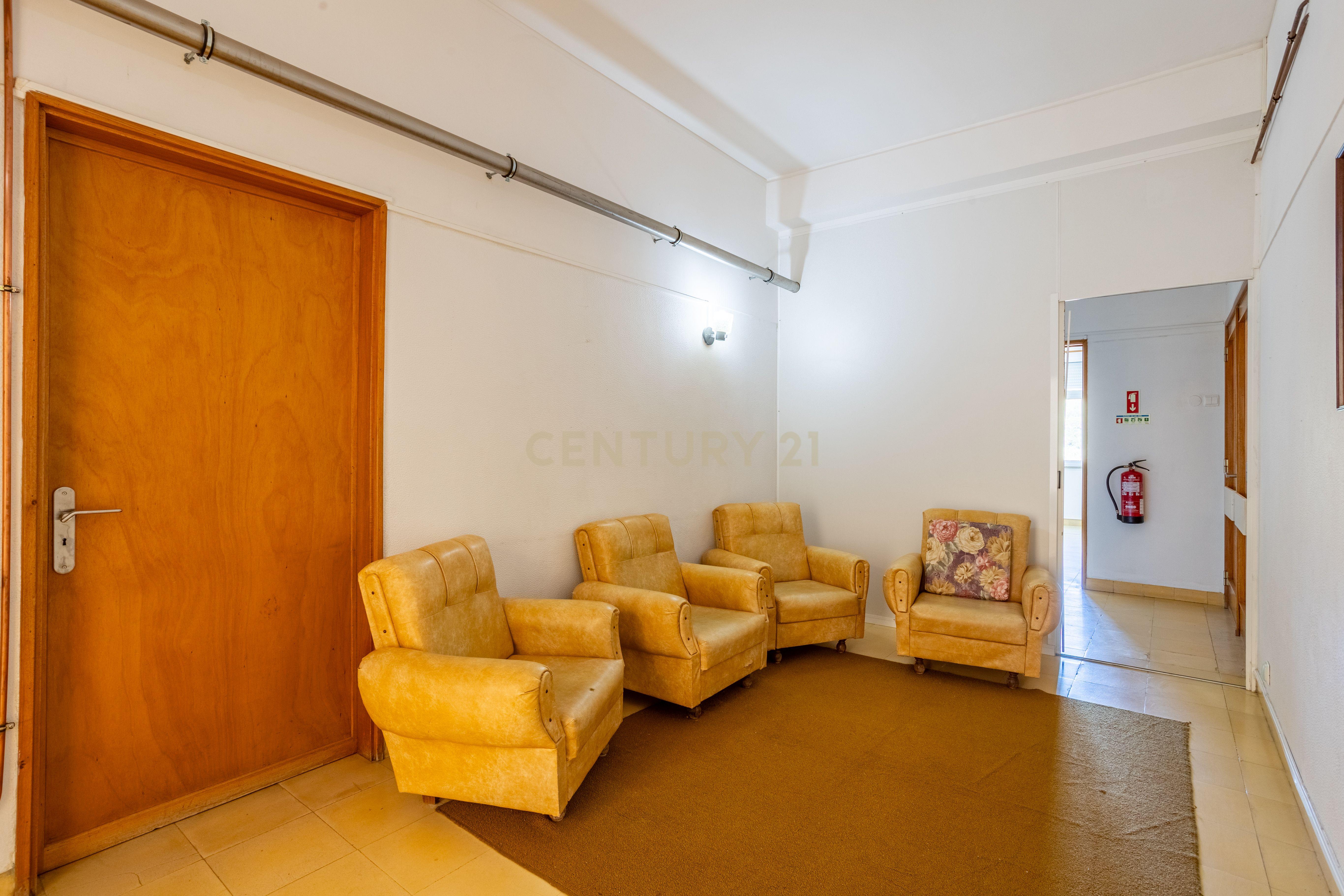 Prédio no Centro de Portalegre para investimento - Image 12