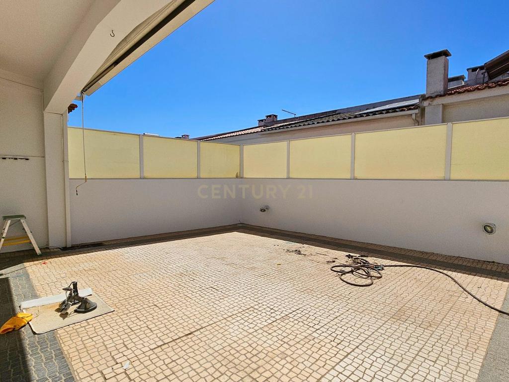 Moradia T4 em Oeiras para arrendar com garagem e terraço - Image 12