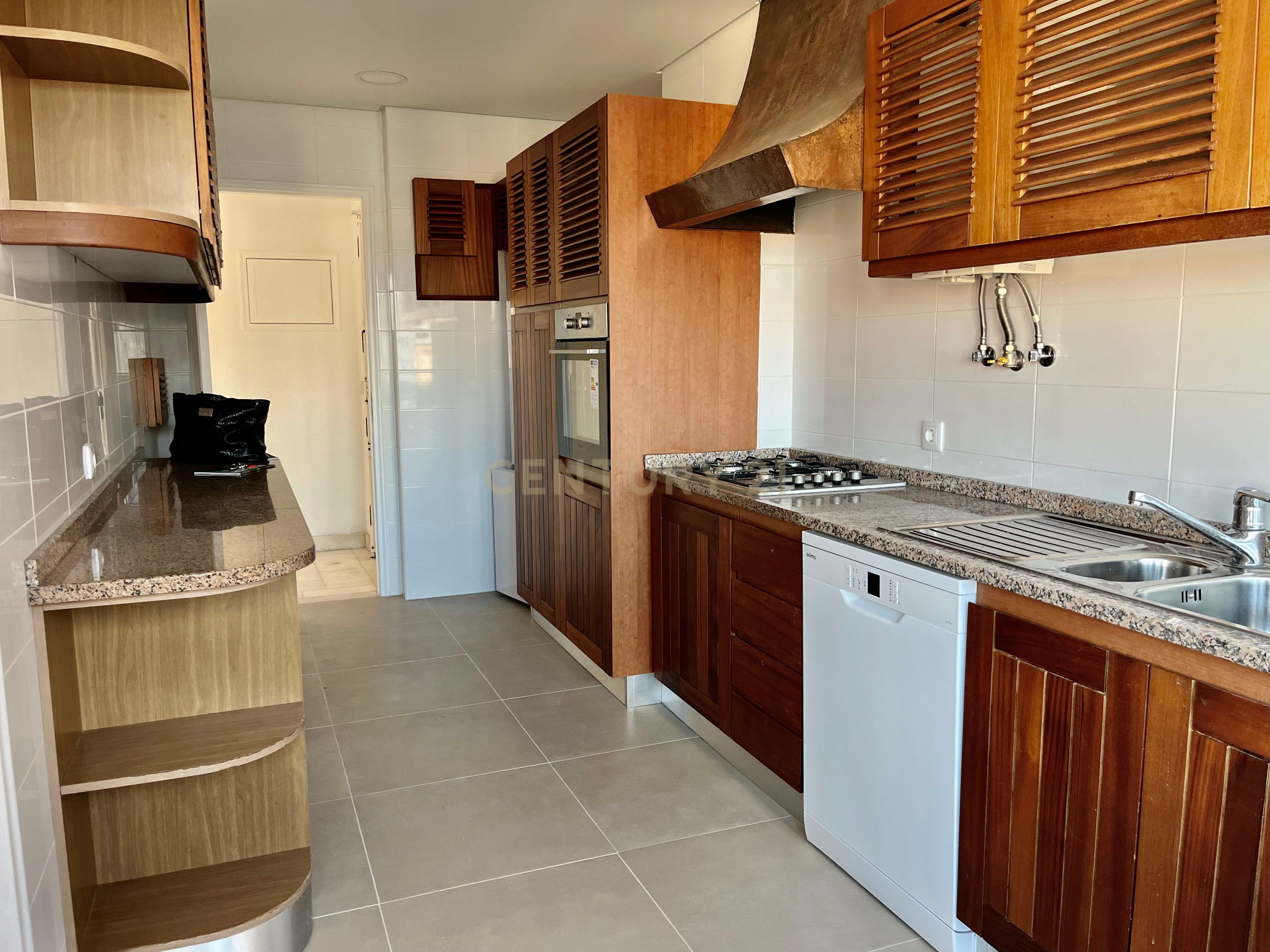 🏡 Arrenda-se Apartamento T4 em Alvalade – Remodelado | Com Garagem + 1 Estacionamento 🚗 - Image 12