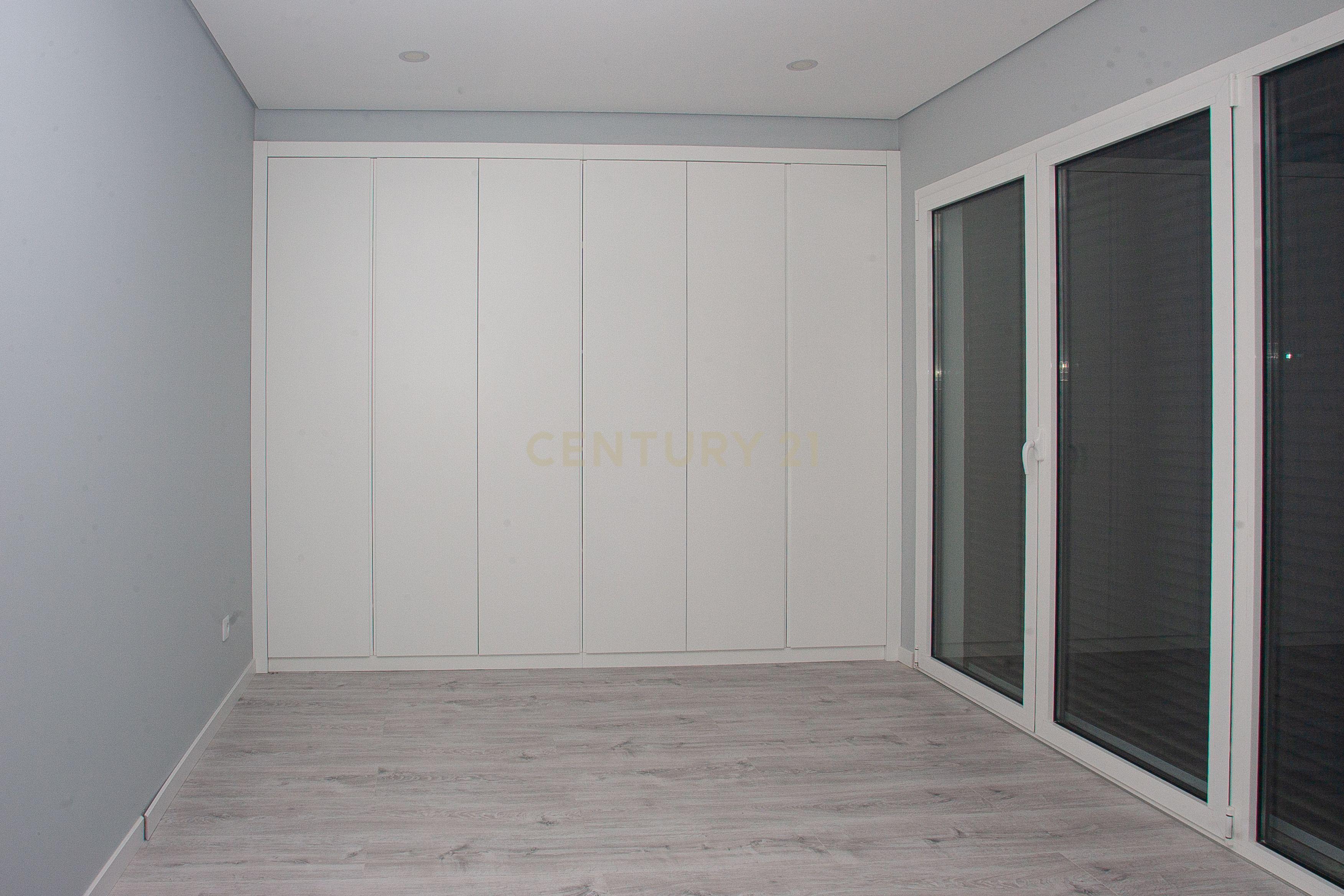 MORADIA T5 + 3 EM FAMÕES, COM PISCINA, JARDIM E BOX PARA 4 CARROS - Image 12