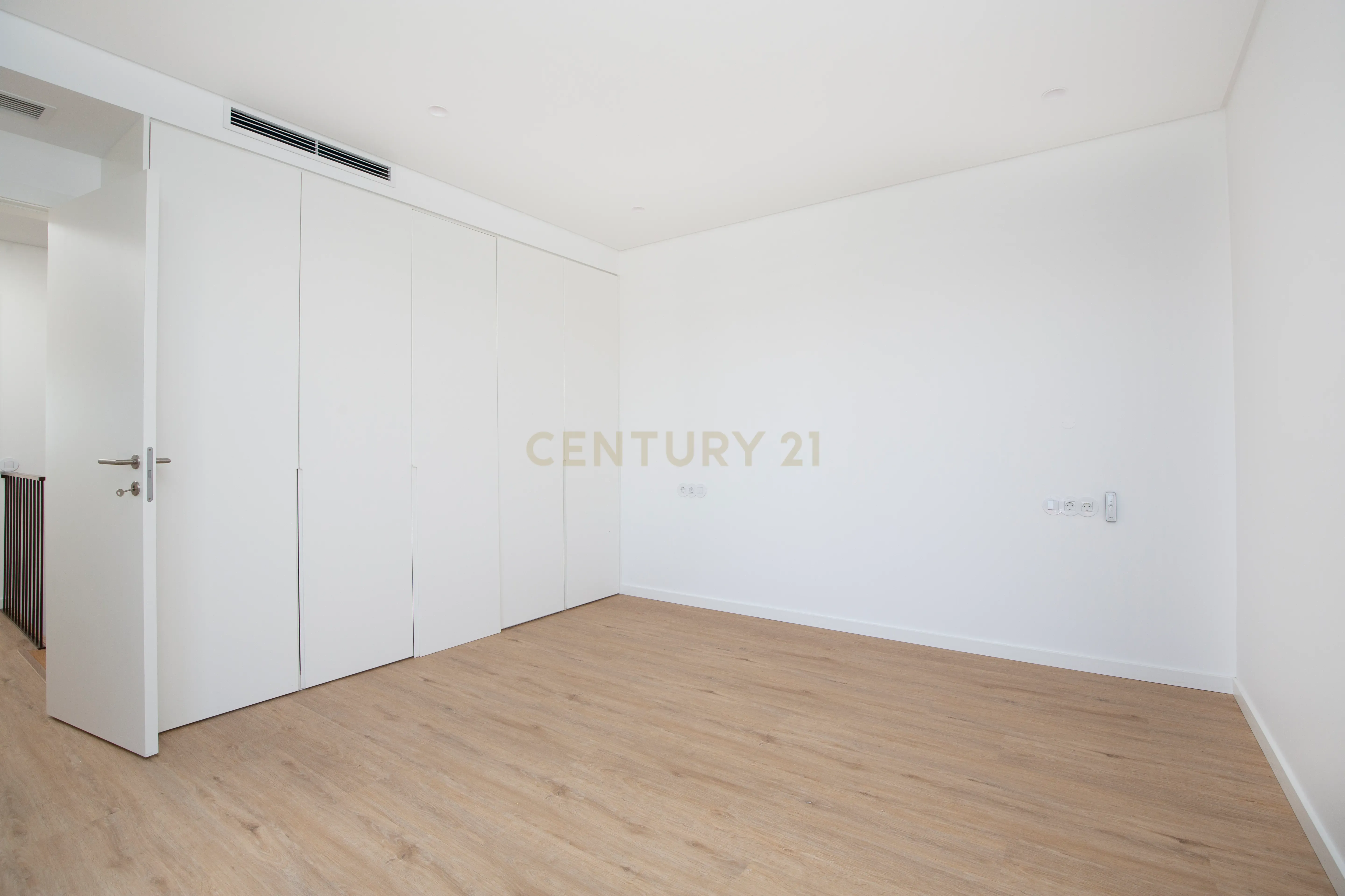 Moradia T3+1 em Murches | Lote 340m² | Piscina | Jardim | Garagem - Image 11